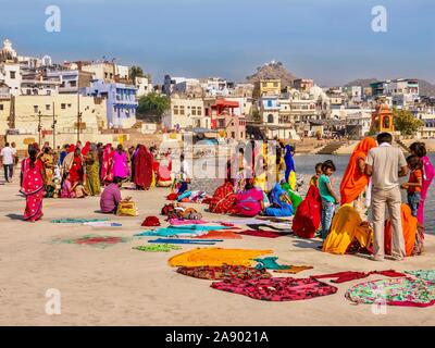 Mostra indiano religioso indù pellegrini radunati accanto al sito sacro del lago Pushkar nel Rajasthan, India. Foto Stock