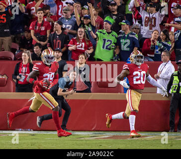 Santa Clara, CA, Stati Uniti d'America. Xi Nov, 2019. San Francisco 49ers' Jaquiski Tartt (29) corre torna palla dopo la scomposizione della palla da Seattle Seahawks nel secondo trimestre durante una partita a Levi's Stadium di lunedì, 11 novembre 2019 a Santa Clara. Credito: Paolo Kitagaki Jr./ZUMA filo/Alamy Live News Foto Stock