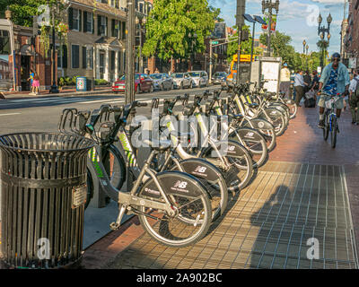 Biciclette a noleggio in Harvard Square, Cambridge, MA Foto Stock