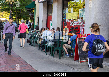 Persone mangiare fuori presso il signor e la signora Bartley su Mass Ave in Cambridge Foto Stock