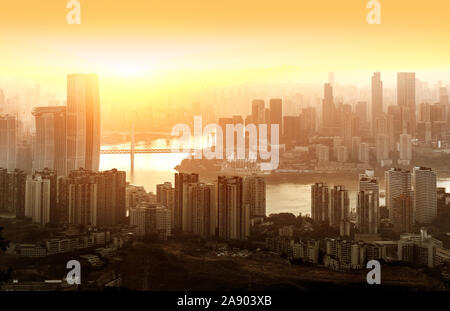 Chongqing skyline della città, moderni ponti e grattacieli. Foto Stock
