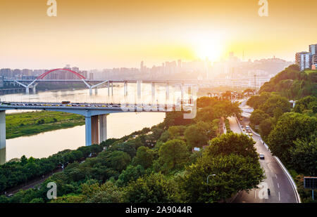 Chongqing skyline della città, moderni ponti e grattacieli. Foto Stock
