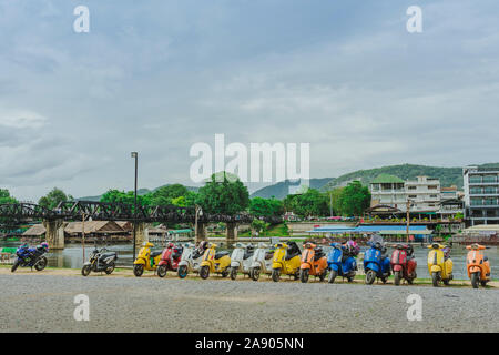 KANCHANABURI, Tailandia - 4 Agosto 2019 : Vespa pista erano parcheggio in linea per la riunione e gethering dopo aver girato insieme al ponte della RI Foto Stock