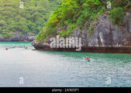 Parco Marino Ang Thong, Koh Samui, Thailandia - OTTOBRE 13,2019 : Turisti in kayak idilliaco blu oceano turchese per esplorare nei pressi dell'isola con lussureggianti gree Foto Stock