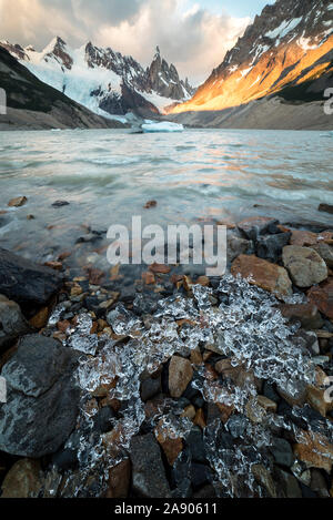 Bella immagine del Cerro Torre con cubetti di ghiaccio in primo piano, Patagonia Argentina. Foto Stock