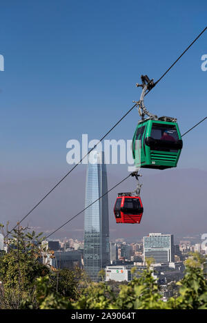 Bella immagine del Cerro San Cristóbal che si affaccia su una funivia e l'edificio costiero, Santiago - Cile. Foto Stock