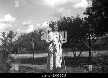 La sig.ra Emily Elizabeth Fulks nel suo giardino a Prairie Lea, Texas Foto Stock