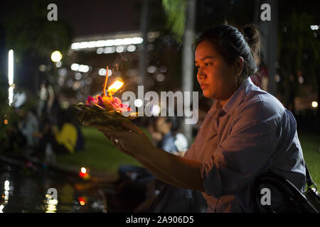 Bangkok, Tailandia. Xi Nov, 2019. Una donna che prega prima di rilasciare una Kratong in uno stagno per contrassegnare Loy Kratong Festival in Bangkok.rilasciando piccole lanterne "Kratong' nello stagno o fiume, tailandese provenienti da tutto il paese portare omaggio alla dea di acqua mentre si scusa per l'inquinamento dei fiumi. Credito: SOPA Immagini limitata/Alamy Live News Foto Stock