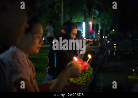 Bangkok, Tailandia. Xi Nov, 2019. Una donna che prega prima di rilasciare una Kratong in uno stagno per contrassegnare Loy Kratong Festival in Bangkok.rilasciando piccole lanterne "Kratong' nello stagno o fiume, tailandese provenienti da tutto il paese portare omaggio alla dea di acqua mentre si scusa per l'inquinamento dei fiumi. Credito: SOPA Immagini limitata/Alamy Live News Foto Stock