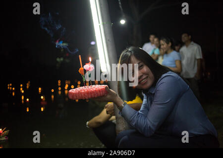 Bangkok, Tailandia. Xi Nov, 2019. Una donna sorrisi prima di rilasciare una Kratong in uno stagno per contrassegnare Loy Kratong Festival in Bangkok.rilasciando piccole lanterne "Kratong' nello stagno o fiume, tailandese provenienti da tutto il paese portare omaggio alla dea di acqua mentre si scusa per l'inquinamento dei fiumi. Credito: SOPA Immagini limitata/Alamy Live News Foto Stock