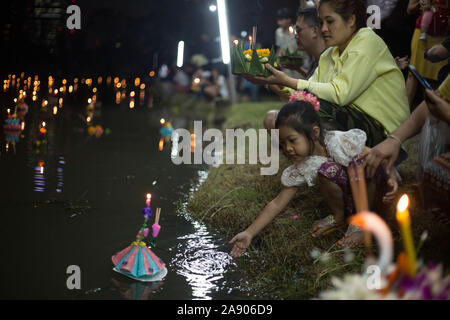 Bangkok, Tailandia. Xi Nov, 2019. Una bambina rilascia un Kratong in uno stagno per contrassegnare Loy Kratong Festival in Bangkok.rilasciando piccole lanterne "Kratong' nello stagno o fiume, tailandese provenienti da tutto il paese portare omaggio alla dea di acqua mentre si scusa per l'inquinamento dei fiumi. Credito: SOPA Immagini limitata/Alamy Live News Foto Stock