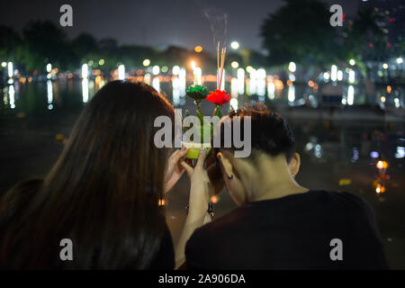 Bangkok, Tailandia. Xi Nov, 2019. Un paio di pregare prima di rilasciare una Kratong in uno stagno per contrassegnare Loy Kratong Festival in Bangkok.rilasciando piccole lanterne "Kratong' nello stagno o fiume, tailandese provenienti da tutto il paese portare omaggio alla dea di acqua mentre si scusa per l'inquinamento dei fiumi. Credito: SOPA Immagini limitata/Alamy Live News Foto Stock