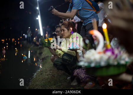 Bangkok, Tailandia. Xi Nov, 2019. Una donna che prega prima di rilasciare una Kratong in uno stagno per contrassegnare Loy Kratong Festival in Bangkok.rilasciando piccole lanterne "Kratong' nello stagno o fiume, tailandese provenienti da tutto il paese portare omaggio alla dea di acqua mentre si scusa per l'inquinamento dei fiumi. Credito: SOPA Immagini limitata/Alamy Live News Foto Stock