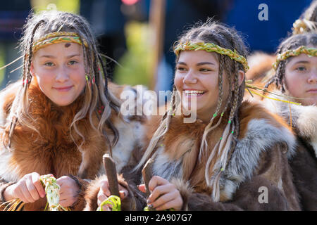 Espressione di due ragazze sorridenti in abbigliamento tradizionale più in anticipo della penisola di Kamchatka. Itelmens nazionale festival rituale di ringraziamento natura Alhal Foto Stock