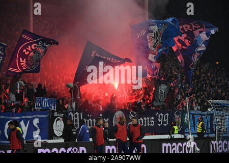 Karlsruhe, Germania. Xi Nov, 2019. Calcio: Seconda Bundesliga, Karlsruher SC - Erzgebirge Aue, la XIII Giornata in Wildparkstadion. I fan di Karlsruhe masterizzare pyro torce. Credito: Uli Deck/dpa - NOTA IMPORTANTE: In conformità con i requisiti del DFL Deutsche Fußball Liga o la DFB Deutscher Fußball-Bund, è vietato utilizzare o hanno utilizzato fotografie scattate allo stadio e/o la partita in forma di sequenza di immagini e/o video-come sequenze di foto./dpa/Alamy Live News Foto Stock