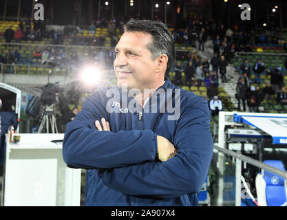 Karlsruhe, Germania. Xi Nov, 2019. Calcio: Seconda Bundesliga, Karlsruher SC - Erzgebirge Aue, la XIII Giornata in Wildparkstadion. Karlsruhe coach Alois Schwartz. Credito: Uli Deck/dpa - NOTA IMPORTANTE: In conformità con i requisiti del DFL Deutsche Fußball Liga o la DFB Deutscher Fußball-Bund, è vietato utilizzare o hanno utilizzato fotografie scattate allo stadio e/o la partita in forma di sequenza di immagini e/o video-come sequenze di foto./dpa/Alamy Live News Foto Stock