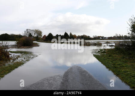 Stabilimento di Doncaster. Xii Nov, 2019. Foto scattata il 9 novembre 11, 2019 mostra un invaso strada che conduce al villaggio di Fishlake a Doncaster, Gran Bretagna. Il governo britannico ha attivato il sabato un regime di emergenza per sostenere le autorità locali in materia di inondazione in parti di Inghilterra dopo estremamente pesanti piogge. Credito: Xinhua/Alamy Live News Foto Stock