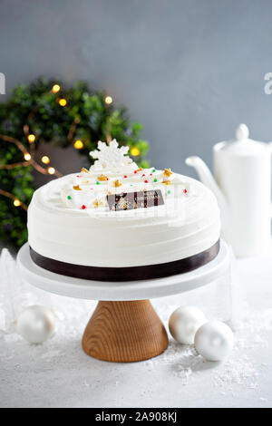 Bianco Natale torta guarnita con decorate albero Foto Stock