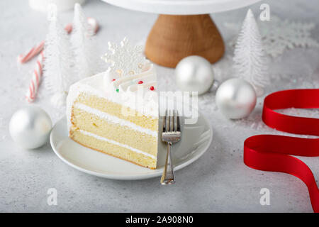 Bianco Natale torta guarnita con decorate albero Foto Stock