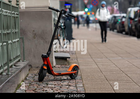 Un scooter elettrico parcheggiata sul marciapiede in Riga, Lettonia - immagine Foto Stock