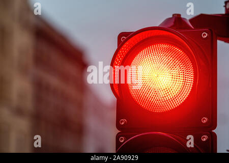 Una città incrocio con un semaforo. Luce rossa in semaphore - immagine Foto Stock