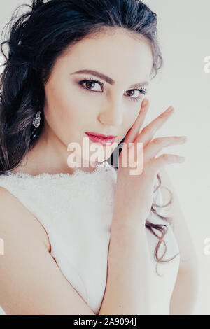 Sposa in abito bianco matrimonio prima del matrimonio Foto Stock