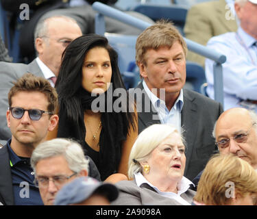 Queens, Stati Uniti d'America. Xii Sep, 2011. SMG FL5 Bradley Cooper Hilaria Thomas Alac Baldwin US Open Womans finale 091111 11.JPG FLUSHING NY- 11 settembre: Bradley Cooper Hilaria Thomas Alac Baldwin è avvistati alla Williams Vs Stosur womans partita finale sull'Arthur Ashe Stadium dell'USTA Billie Jean King National Tennis Center on September 11, 2011 in nel lavaggio Queens ( Credito: tempeste Media Group/Alamy Live News Foto Stock