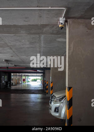 Telecamera TVCC installato su soffitti in cemento nel parcheggio in condominio stile verticale. Foto Stock