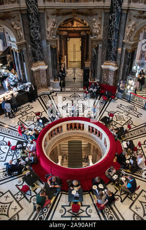 Il Museum Cafe. Il Kunsthistorisches Museum (Museo delle Belle Arti) è un museo d'arte di Vienna, in Austria. Foto Stock