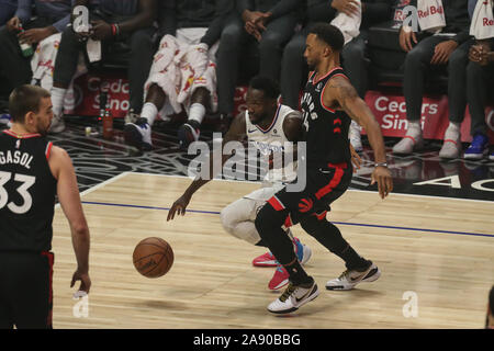 Los Angeles, Stati Uniti d'America. Xi Nov, 2019. LA Clippers guard Patrick Beverley (21) gira l'angolo su Toronto Raptors guard Norman Powell (24) durante il Toronto Raptors vs Los Angeles Clippers a Staples Center il 11 novembre 2019. (Foto di Jevone Moore) Credito: Cal Sport Media/Alamy Live News Foto Stock