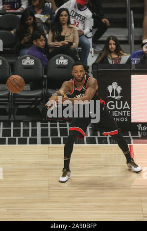 Los Angeles, Stati Uniti d'America. Xi Nov, 2019. Toronto Raptors guard Norman Powell (24) passa durante il Toronto Raptors vs Los Angeles Clippers a Staples Center il 11 novembre 2019. (Foto di Jevone Moore) Credito: Cal Sport Media/Alamy Live News Foto Stock