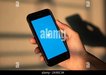 Bangkok, Tailandia - 11 Novembre 2019: iPhone 7 che mostra il suo schermo con Twitter applicazione. Foto Stock