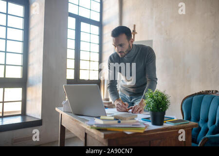 Interior designer schizzi di disegno per il nuovo progetto Foto Stock