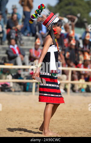 KISAMA, Nagaland, INDIA, dicembre 2018, tribù Angami giovani uomini e donne che danzano al Festival di Hornbill Foto Stock