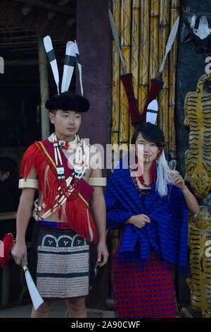 KISAMA, Nagaland, INDIA, dicembre 2018, Ao tribù l uomo e la donna a Hornbill Festival Foto Stock