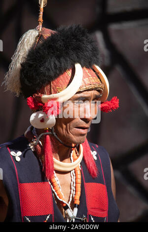 KISAMA, Nagaland, INDIA, dicembre 2018, Konyak Tribe Uomo a Hornbill Festival Foto Stock