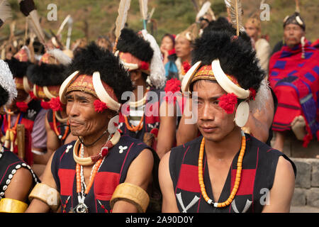 KISAMA, Nagaland, INDIA, dicembre 2018, Konyak trib uomini a Hornbill Festival Foto Stock