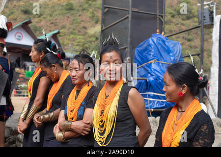 KISAMA, Nagaland, INDIA, dicembre 2018, Konyak tribù le donne a Hornbill Festival Foto Stock