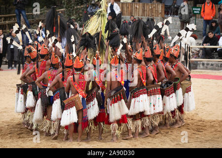 KISAMA, Nagaland, INDIA, dicembre 2018, Nocte Naga trib uomini giovani dancing at Hornbill Festival Foto Stock