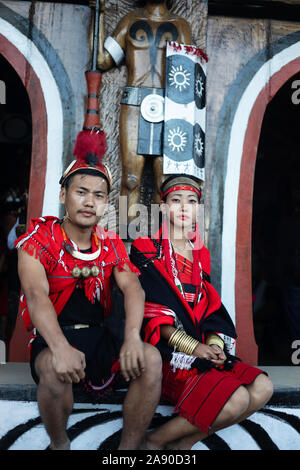 KISAMA, Nagaland, INDIA, dicembre 2018, Phom tribù l uomo e la donna a Hornbill Festival Foto Stock