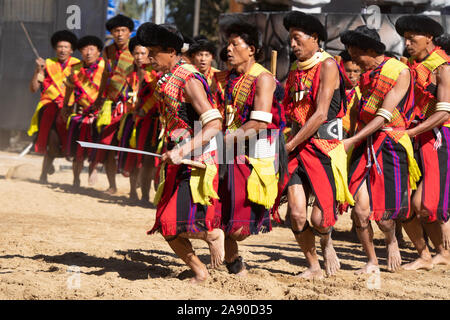 KISAMA, Nagaland, INDIA, dicembre 2018, Pochury trib uomini a Hornbill Festival Foto Stock