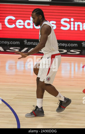 Los Angeles, Stati Uniti d'America. Xi Nov, 2019. LA Clippers avanti Kawhi Leonard (2) durante il Toronto Raptors vs Los Angeles Clippers a Staples Center il 11 novembre 2019. (Foto di Jevone Moore) Credito: Cal Sport Media/Alamy Live News Foto Stock