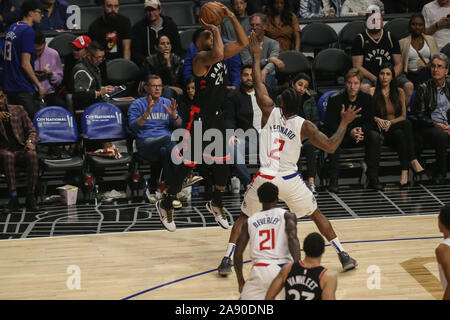 Los Angeles, Stati Uniti d'America. Xi Nov, 2019. Toronto Raptors guard Norman Powell (24) spara su LA Clippers avanti Kawhi Leonard (2) durante il Toronto Raptors vs Los Angeles Clippers a Staples Center il 11 novembre 2019. (Foto di Jevone Moore) Credito: Cal Sport Media/Alamy Live News Foto Stock