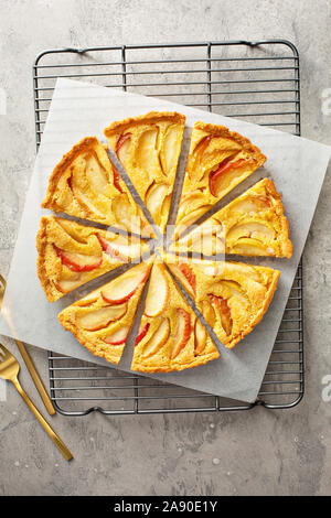 Apple crema pasticcera torta o crostata con base di pasta frolla Foto Stock