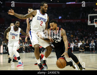 Los Angeles, California, USA. Xi Nov, 2019. Toronto Raptors " Norman Powell (24) aziona contro Los Angeles Clippers' Kawhi Leonard (2) durante un'NBA Basketball gioco tra Los Angeles Clippers e Toronto Raptors, lunedì, 11 novembre 2019 a Los Angeles. Credito: Ringo Chiu/ZUMA filo/Alamy Live News Foto Stock