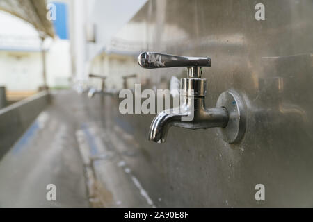 Acqua all'aperto tocca da vicino per bere nella scuola primaria Foto Stock