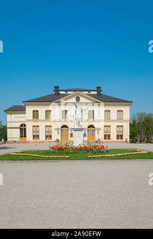 Il Castello di Drottningholm, vista in estate al entrata del Drottningholms Slottsteater (Palace Theatre) situato accanto al Castello di Drottningholm, Svezia. Foto Stock