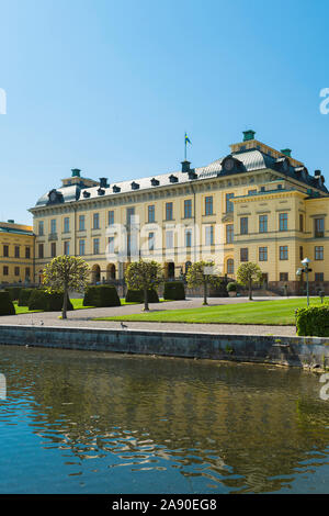 Palace Svezia, vista in estate del fronte orientale del Palazzo di Drottningholm con il lago Malaren in primo piano, Lovön isola, Svezia. Foto Stock