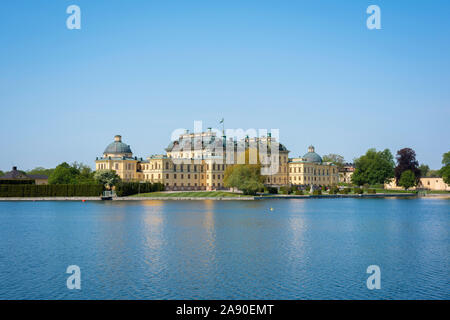 Il Castello di Drottningholm Svezia, vista in estate del fronte orientale del Palazzo di Drottningholm con il lago Malaren in primo piano, Lovön isola, Svezia. Foto Stock