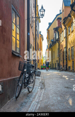 Stoccolma Old Town, Vista di una tipica strada nel centro storico di Gamla Stan (la città vecchia) di quartiere centrale di Stoccolma, Svezia. Foto Stock